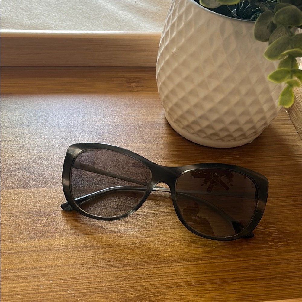 Black Cat-Eye Sunglasses with Sleek Design GIORGIO ARMANI